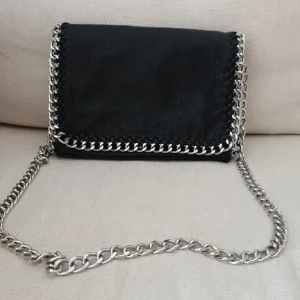 Tiamo väska liten  - Säljer min tiamo väska, andvänd 1-2 gånger inga defekter och är köpt på scorett för 550kr, jätte fin och prisvärd väska 💘