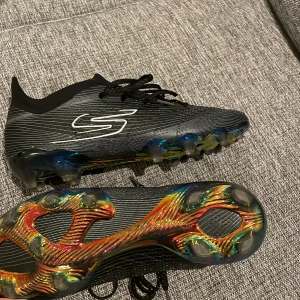 Fotbollsskor skechers - Kan gå ner i pris vid snabb affär! Nästan helt nya skechers fotbollsskor använda 1 träning bara, inget fel på dom. Storlek 40 