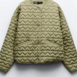 Grön Zara jacka 💚  - Säljer min super snygga Zara jacka som inte kommer till användning, använd max 2 gånger så super bra skick 🔥 Säljer för 400 (nypris 659kr) Skriv för fler bilder privat   (sista bilden är lånad)