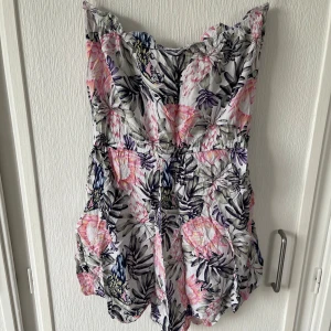 Body ish - Jättefin body som jag älskar men nu säljer då jag inte använder den längre. Har endast blivit använd några få gånger. I mycket bra skick. 