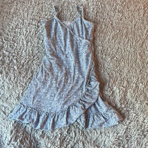 Fin klänning från Gina Young!💋🤘🏻 - Fin kort klänning köpt från Gina, köpte den förra året till min skolavslutning. Fin kort klänning, inga skador på den bara en bort klippt lapp i bak .👍🏻