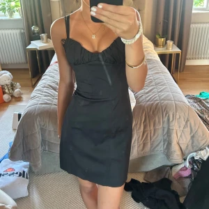 Svart klänning  - Skit snygg svart klänning aldrig använd sitter jättebra