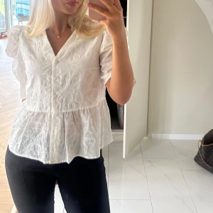 Vit blus  - Säljer min superfina blus från Carin Wester i storlek 36🩷använd fåtal gånger!! Den perfekta sommarblusen