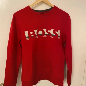 Röd Hugo boss  - Röd Hugo boss tröja använd ett flertal gånger har ett litet problem med sömmarna 