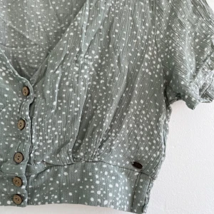 Topp - Sommar topp croppad.  Pastell grön färg. 