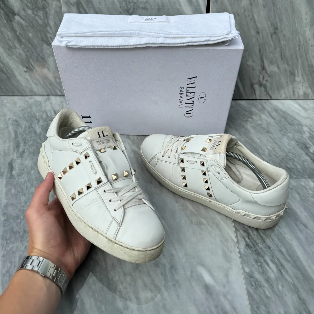 Valentino Rockstud sneakers | Jättefint skick | Sitter 0,5 storlek större | Nypris: 6499 | Ingår: Endast skorna | Fraktar spårbart via Postnord eller instabox, på köparens bekostnad  | Hör av dig vid minsta fråga eller fundering📩. Skor.