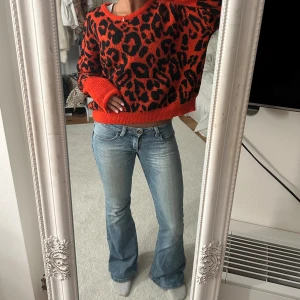 Ljusblå lågmidjade jeans  - Sååå fina utsvängda lågmidjade jeans!!