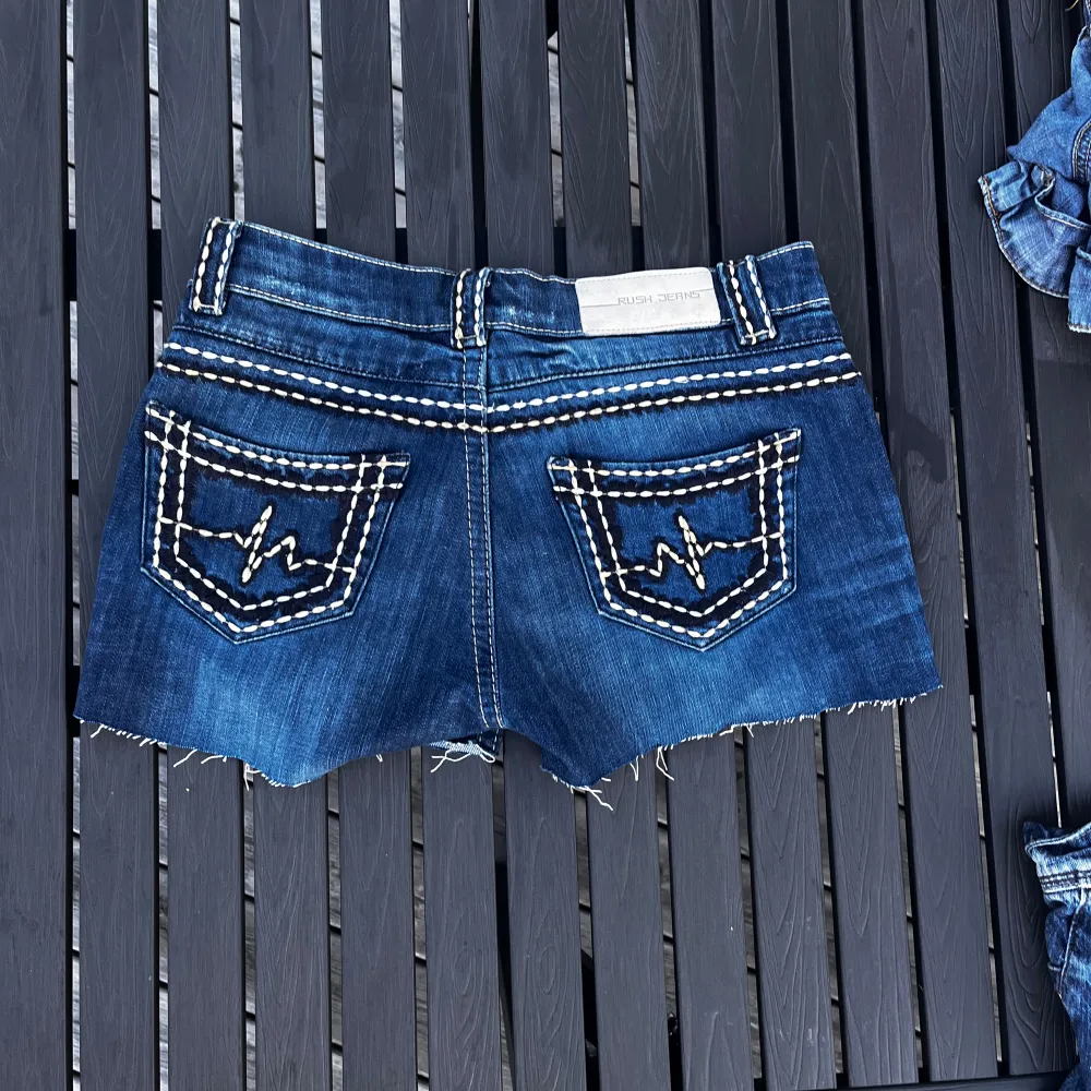 Super fina lågmidjade jeansshorts med jättecool design💓 Jag hittar ingen storlek men skulle säga s, dem är i bra skick och är avklippta från jeans💘. Shorts.