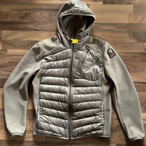 Parajumpers Cardigan Warm Up - Nu säljer jag denna Parajumpers Jacka då den är för liten! Skicket är väldigt bra och är en perfekt jacka till kommande höst!