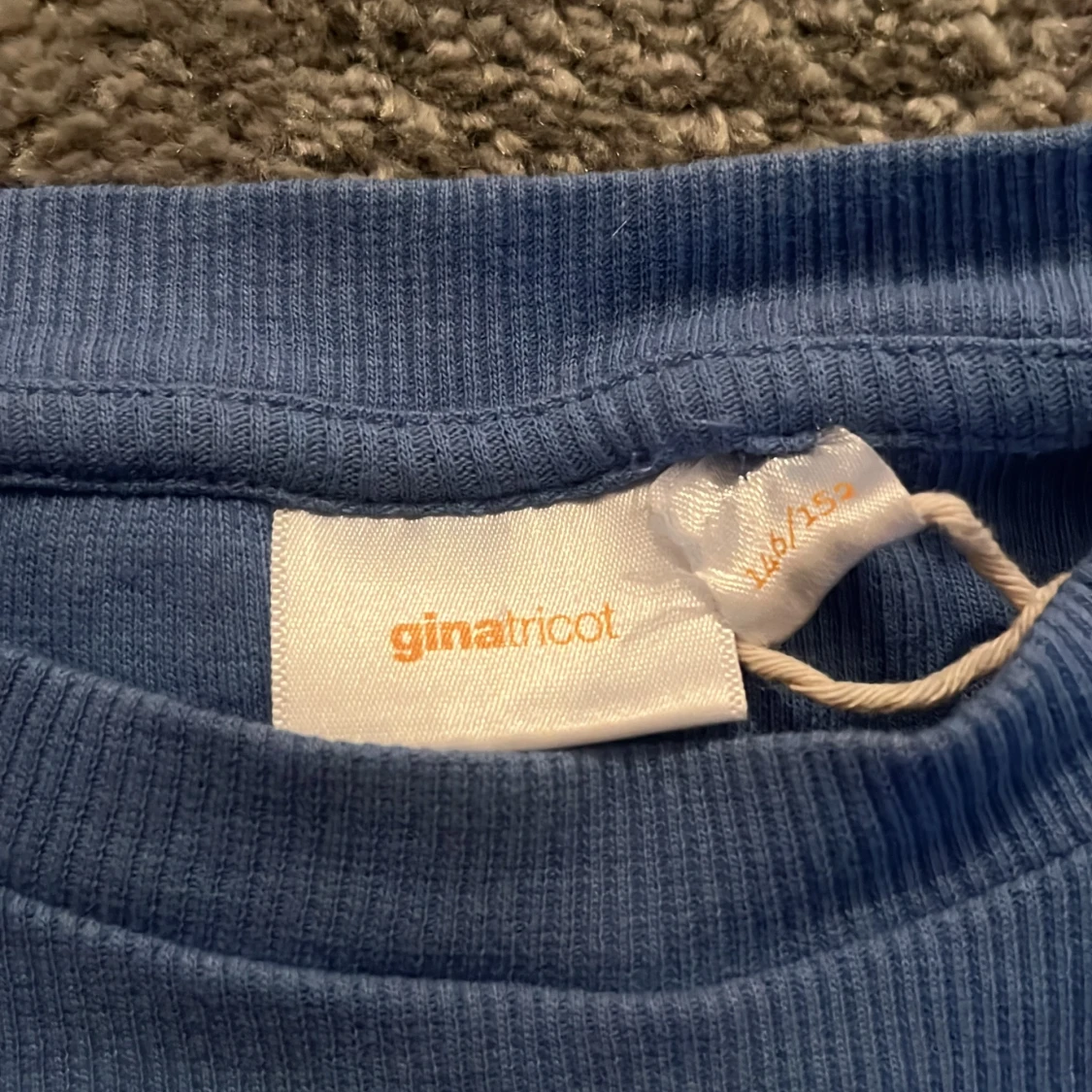 Blå t-shirt med volanger - 90