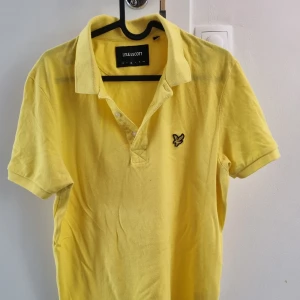 Lyle&scott piké - Gul Lyle&Scott piké.  Mycket gott skick, storlek M.
