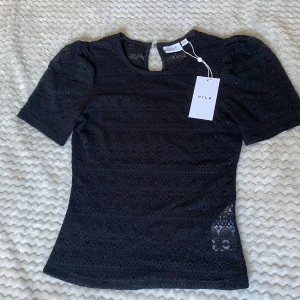 Svart tröja  - Säljer denna tröja då jag aldrig använt den och är i helt ny skick  