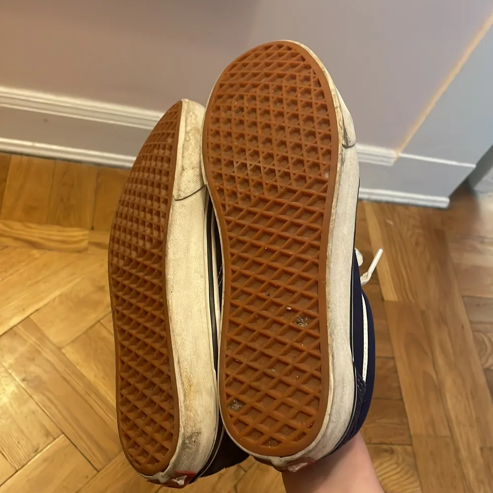 Mörk blåa vans i storlek 41, skick 8/10 endast lite smutsiga men gör såklart rent dom innan de postat, om man skulle vara intresserad av boxen kan jag skicka med den, pris: 299, skriv om du har någon fråga! . Skor.