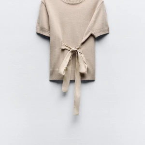 SÖKER  - SÖKER den här tröja i s/ xs om någon säljer den eller känner någon som säljer så skulle jag vara väldigt tacksam om ni ville höra av er  (pris kan diskuteras)💕