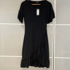 Svart klänning  - Nyskick och aldrig använd, prislappen sitter kvar! 
