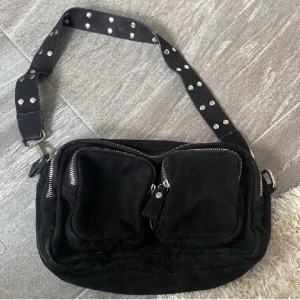 Väska - Säljer denna fina väska från gina!💗 Jätte fint skick, det långa bandet medföljer även! (lånad bild)