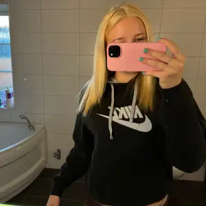 Svart Nike hoodie som är väldigt använd men väldigt bra skick 