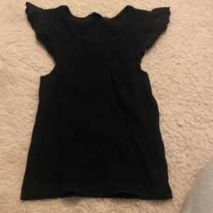 Linne topp  - Ett fint linne/topp som är hyfsat stor i sin storlek jag brukar ha S men den passar fin! Denna kommer inte till användning så jag säljer denna söta topp💙50kr + frakten 