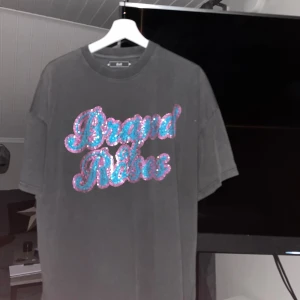 Brand of roses T-shirt  - Brand of roses T-shirt i toppskick, limited T-shirt som inte går att köpa längre, oversized STRL M