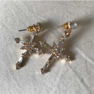 Örhängen - Så fina korsörhängen i medelstorlek, aldrig använda 🤍