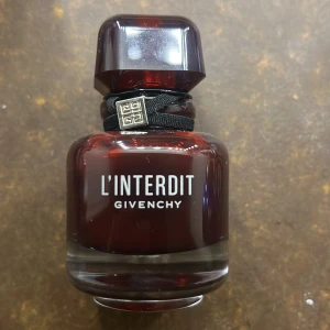 Givenchy l’interdit rouge  - Nästintill oanvänd, endast sprutad två gånger. Säljes pga kommer inte till användning