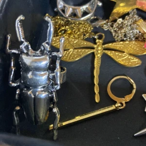 Mystery bag!! - Här är en bild på saker som kan finnas i en mystery bag. Säljer för 85kr värd 115kr. ❤️❤️ kommer få ungefär runt 5-7 stycken saker.