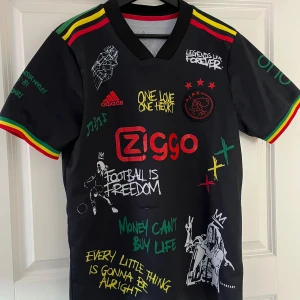 Ajax x bob Marley fotbollströja - En Ajax x Bob Marley tröja i storlek M. Säljer då jag inte använder den längre. Har bara används ett fåtal gånger och är precis som ny. 