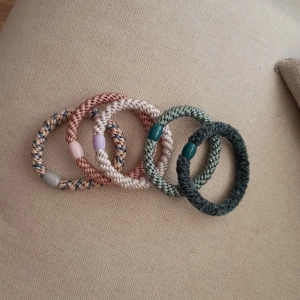 Äkta KKNEKKI - Säljer äkta KKNEKKI armband/hårsnoddar i olika färger som man kan se på bilden. Köp gärna fler än 1. 20kr styck och köpta för 40.