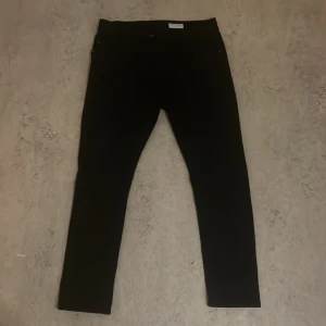 Tiger of Sweden jeans  - Väldigt sparsamt använda, Max 2-3 gånger  STRL 31/30   Tapered leg/ straight leg  Nypris ligger på 1500kr  