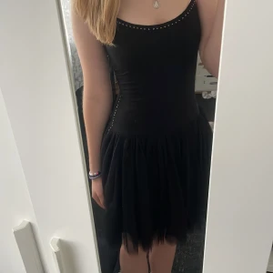 Zadig klänning - Jättefin Zadig Voltaire Luxe klänning! Klänningen har ett litet litet hål på baksidan, man kan se på bild 3! 