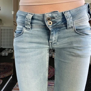 VENUS pepe jeans  - Lågmidjade raka jeans från pepe jeans, använda fåtal gånger.  innerbenslängden är 82 och midjemåttet tvärs över är 35 (de är dock stretchiga och är insydda i låren, så de skulle kunna sprättas upp)💕