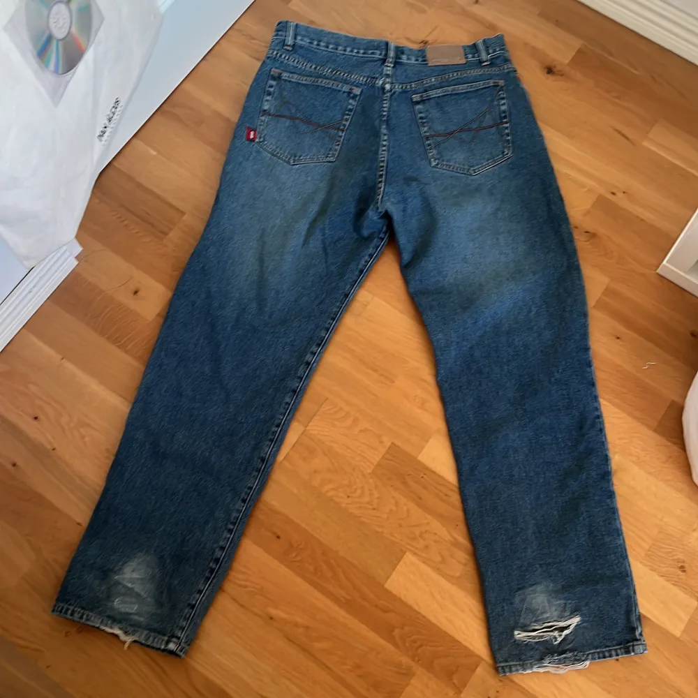 baggy jeans som är slitna längst ner. säljer då de är alledes för långa. sista 2 bilder visar färgen bäst❗️skriv för fler bilder eller funderingar . Jeans & Byxor.