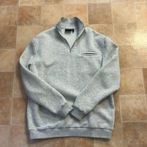 Sweatshirt krage - Sweatshirt från ASOS med krage och dragkedja. Storlek L Fint skick 