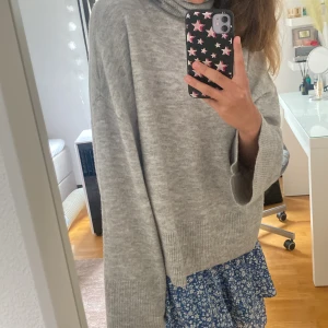 Stickad tröja från BikBok - Säljer pga att den aldrig kommer till användning. Använd ca 2 gånger och är som ny💞💞säljer billigt då jag sparar pengar!