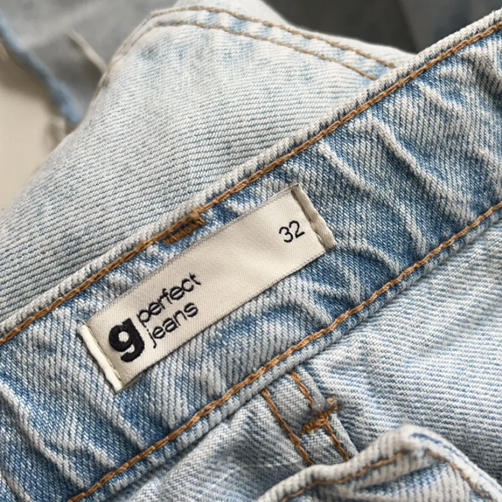 Superfina jeans som är avklippta pga att de var för långa, funkar för någon med längden 145-155cm🌸. Jeans & Byxor.