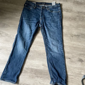 Slim jeans - Snygga och trendiga slim fit jeans från Jack and Jones.