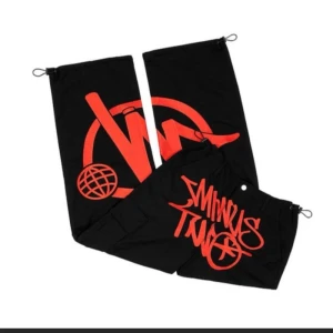 Äkta minus two cargos - Varan är i nytt skick då de endast är använda 1 gång!  Storlek på varan är L men jag skulle säga att den passar alla från S-XL Köpta för 1200kr säljs för 600kr kan diskutera priset 