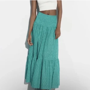 Grön långkjol från zara - Skitsnygg kjol från zara som ej säljs längre, köpt från Plick men i nyskick, säljer pågrund av att den är lite för kort för mig🩷🩷(pris kan diskuteras)