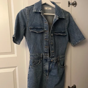 Jeans klänning  - Jeans klänning i storlek Xs  Nästan helt oanvänd  Nypris 600 Mitt pris 300