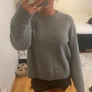 Grå stickad tröja - Så mysig o fin stickad tröja!🩷vet inte storleken men passar mig som brukar ha S