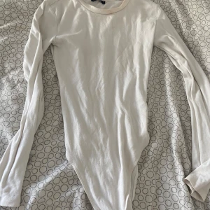 Body i vit - Body från zara i storlek S 💓