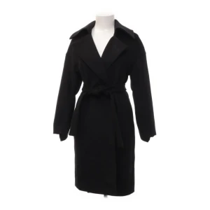 Kappa - Svart kappa perfekt till höst/vinter 🍁I använt men ändå fint skick, en defekt att skärpet lossnat från ena sidan, men snöret finns kvar så man kan sy på den igen