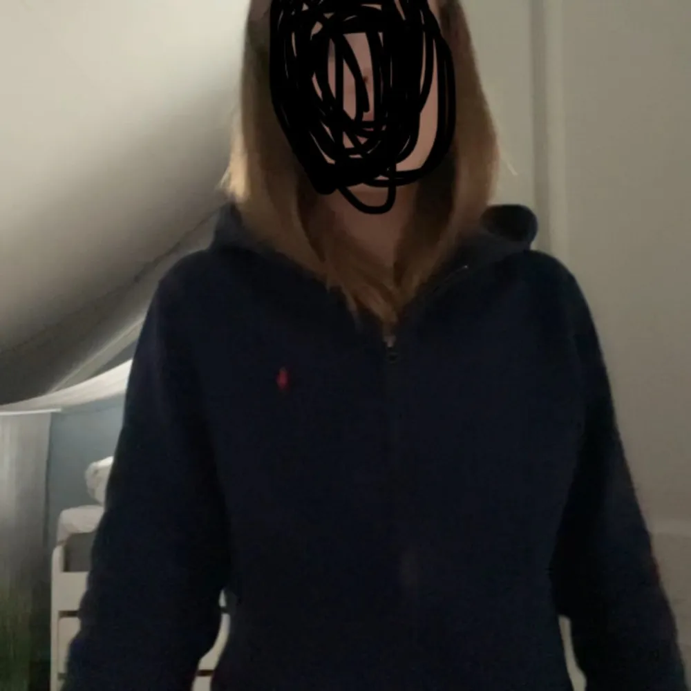 Jätte fin Ralph lauren hoodie i marinblå. Jag är iväg när jag lägger upp denna så skriv privat om ni vill ha bilder på den så kan jag skicka. Köpt i vintras för ca 950 kroner skulle jag gissa på. Storleken är L från barnavdelningen. . Hoodies.