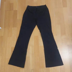 Svarta "shuffla" / utsvänga byxor - Svarta utsvängda byxor i strecthing sport liknande material. De är i storlek 158/164. De är i använt skick, men fortfarande otroligt bekväma!!