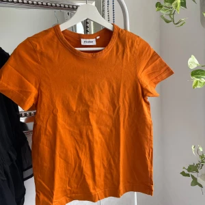 Orange T-shirt - Orange t-shirt från Weekday, perfekt färgglad nu till sommaren🧡