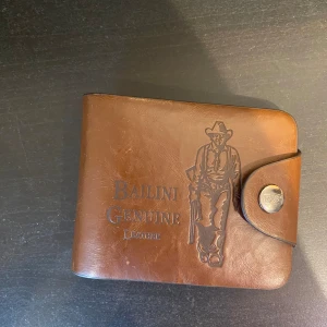 Bailini genuine leather Plånbok  - Väldigt fin läder plånbok från bailini genuine. Tveka inte att höra av er vid funderingar.