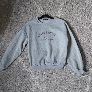 Grå sweatshirt från Shein - Grå crewneck med tryck på framsidan från shein i storlek xs. Super mysig och bra skick. Säljer då den inte kommer till användning.