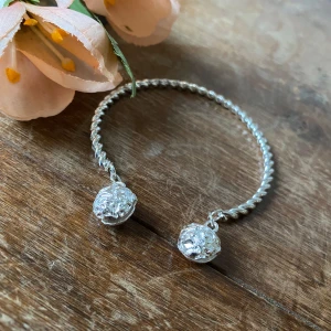 Snyggt armband  - Silverpläterat armband med berlocker. Helt nytt!