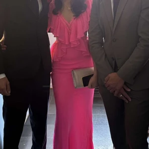 Lång rosa klänning  - Jätte fin rosa klänning som passar till vilken högtid som helst. Endast använd en gång till bröllop. 