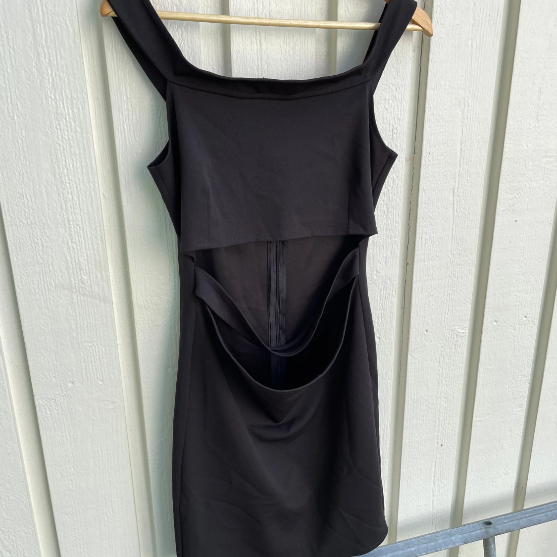 Klänning med öppning storlek L